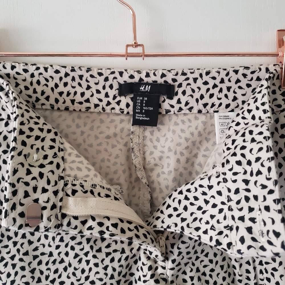 H&M, Black & White, Polka Dot Print Shorts. Size 8. - Picture 4 of 12